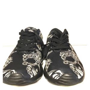 Skull casual sneaker, size 9, Black.